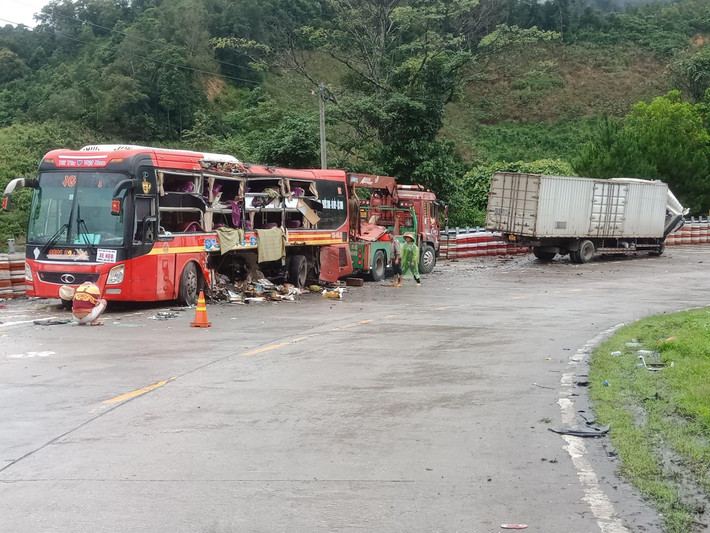 Tại hiện trường, cả 2 phương tiện bị vỡ nát, vị trí tai nạn nằm ngay khúc cua.