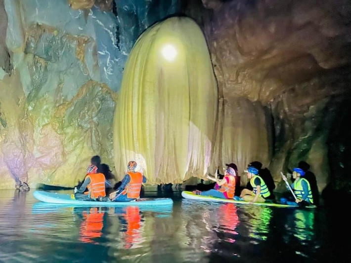Hang động vừa mới được phát hiện nằm ở xã Trường Sơn, huyện Quảng Ninh (Quảng Bình) có chiều dài hơn 1,5 km. Vị trí hang động nằm trong rừng Trường Sơn, với hệ thống thạch nhũ và hồ nước ngầm tuyệt đẹp.