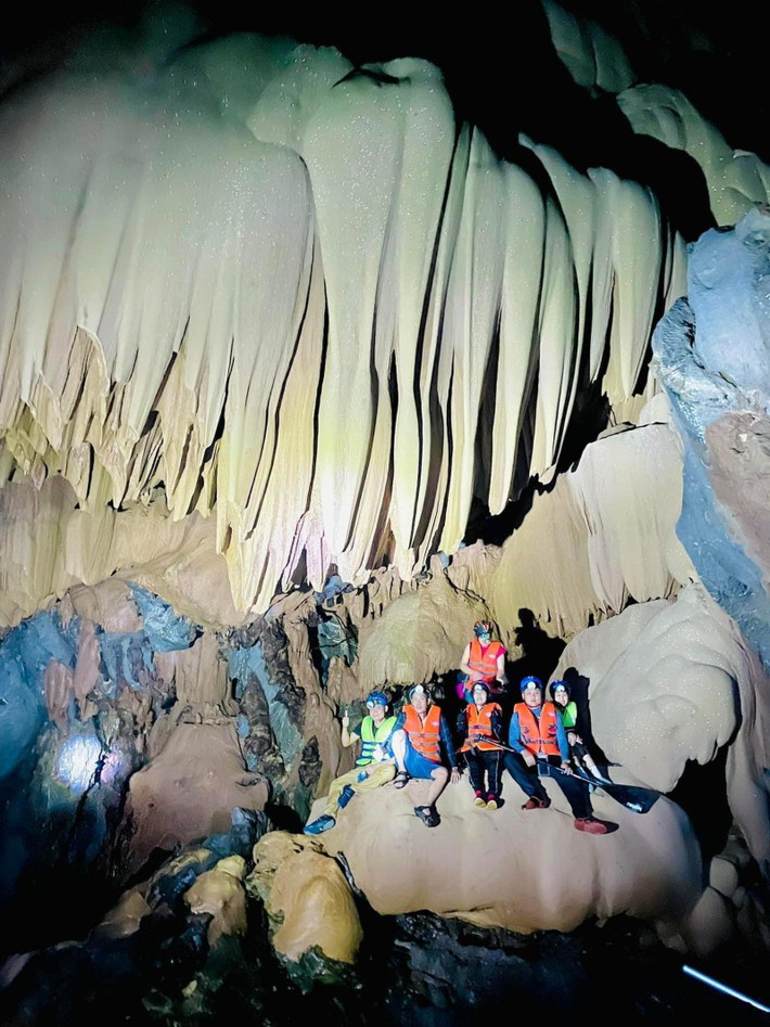 Ở khu vực cuối hang Sơn Nữ có một cửa sau, chảy ra suối Khe Mây với khu rừng nguyên sinh hùng vĩ. Nơi cao nhất của hang khoảng 30m, trong hang có nhiều loại cá bản địa.