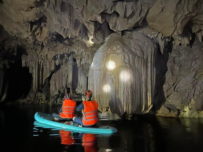 Hiện nay đang thời điểm mùa hè nên nước trong hang không lớn, người dân có thể chèo thuyền từ đầu hang đến cuối hang để khám phá, trải nghiệm.