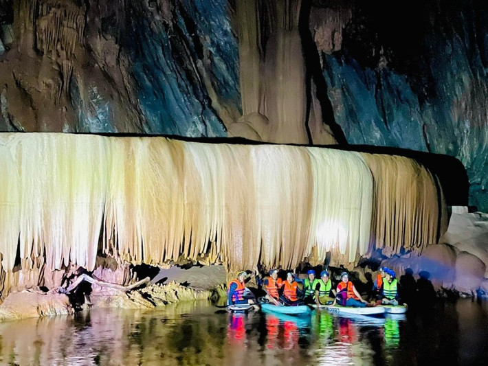 Thông tin ban đầu, hang Sơn Nữ có chiều dài hơn 1,5 km, nằm tại tiểu khu 549 khoảnh 2 thuộc rừng do Ban Quản lý Rừng phòng hộ huyện Quảng Ninh quản lý. Từ trung tâm xã, người dân đi bộ khoảng 1,5 km, sau đó mất khoảng một giờ vượt đường đá là đến hang Sơn Nữ.