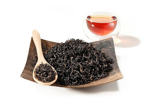 Bạn có thể thêm mật ong hoặc đường vào ly trà đen của bạn để vừa tăng hương vị của trà, vừa tăng cường tính chất nhuận tràng của nó. Ảnh: adiva.