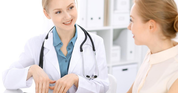 Bạn nên gặp bác sĩ sáu tháng một lần để kiểm tra huyết áp, lượng đường trong máu và mức cholesterol, đồng thời nhờ bác sĩ giải đáp bất kỳ thắc mắc nào về bệnh tiểu đường của mình. Ảnh: benhviemphukhoa.