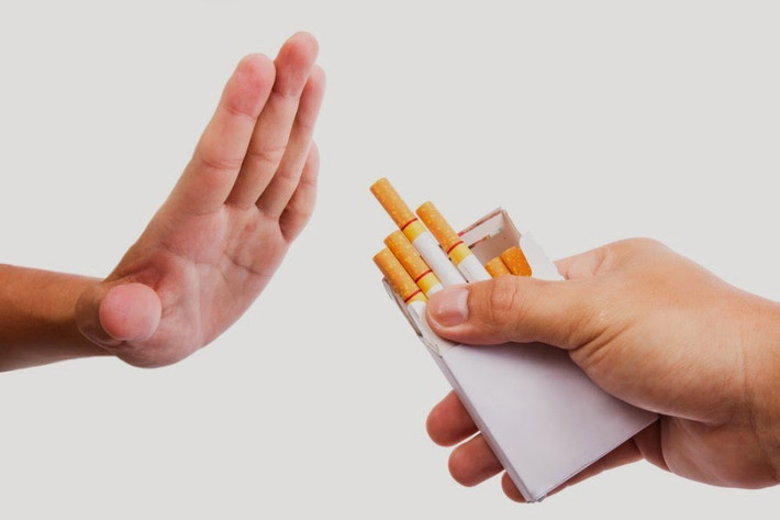 Khói thuốc lá có thể phá hủy tim và mạch máu của bạn. Nó cũng có thể làm tăng nguy cơ mắc bệnh thận, rối loạn thị lực và tổn thương thần kinh. Vì vậy, hãy bỏ thuốc lá để ngăn ngừa các biến chứng nguy hiểm của bệnh tiểu đường. Ảnh: thetanjungpuratimes.