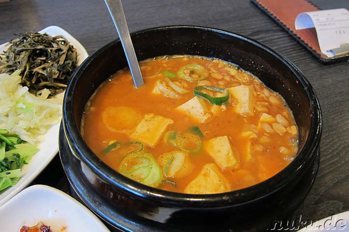 Canh Cheonggukjang có mùi vị hôi thối vô cùng đặc trưng rất khó ngửi, giống như... cá chết hay xác thối lâu ngày. Ảnh: goodcook.