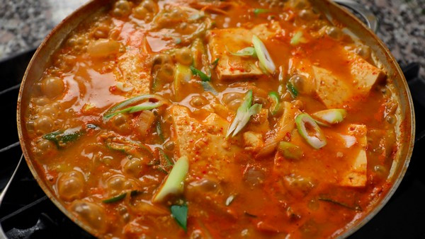 Canh Cheonggukjang cũng được người Hàn Quốc biến tấu nó ngày một đặc sắc hơn. Ảnh: visitkorea.