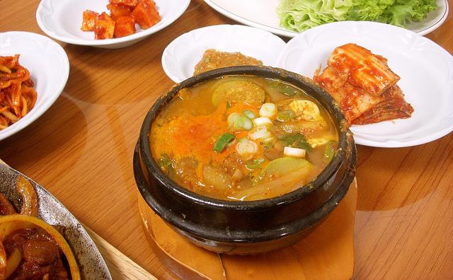 Canh Cheonggukjang là một phần không thể thiếu trong cuộc sống hằng ngày của nhiều người dân Hàn Quốc. Ảnh: hanoi.