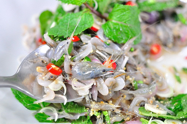 Điểm đặc biệt của món gỏi tép nhảy chính là sau khi tép được trộn với gia vị và vẫn còn nhảy tanh tách phải thưởng thức ngay. Ảnh: tourchaua.