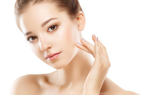 Để tăng cường khả năng làm sạch da, ngoài các sản phẩm sữa rửa mặt trên thị trường, chị em có thể tận dụng muối ăn để rửa mặt. Kiên trì thực hiện, da mặt sẽ thay đổi ấn tượng.