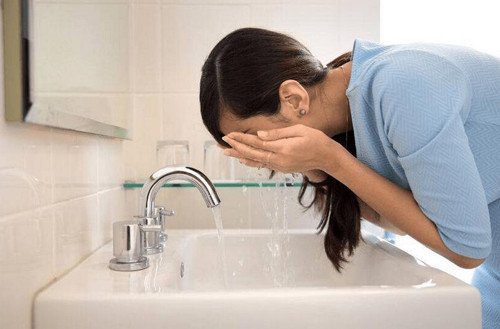 Theo chuyên gia da liễu, nước muối và cốt chanh đều có tác dụng tiêu diệt khuẩn, làm sạch da. Đặc biệt, thành phần vitamin C tự nhiên trong chanh còn mang lại tác dụng làm trắng, loại bỏ hắc tố. Kiên trì thực hiện 1 tháng trở lên, mỗi ngày rửa 2 lần vào buổi sáng và tối, massage nhẹ nhàng trong vòng 1 phút, những vết nám sẽ mờ dần.