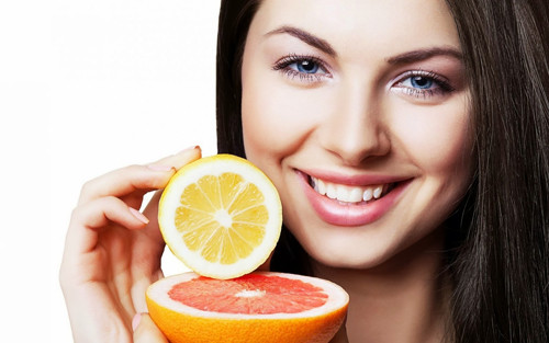 Làm mờ vết thâm. Vết thâm nám, đốm sắc tố khiến da thiếu sức sống. Để cải thiện, bạn nên tận dụng muối loãng pha nước cốt chanh rửa mặt. Hỗn hợp không chỉ trị mụn hiệu quả mà còn có tác dụng làm mờ vết thâm.