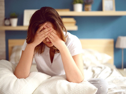 Dấu hiệu nội ẩm quá nhiều gồm tứ chi nặng nề, buồn ngủ, miệng dính, chi dưới phù nề, phân lỏng dính, luôn có cảm giác khó tiêu, hơi thở có mùi hôi, buổi sáng thức dậy cơ thể kiệt quệ, thiếu năng lượng, suy nhược, có dấu răng ở mép lưỡi, lớp phủ lưỡi dày, nhờn và trắng,...