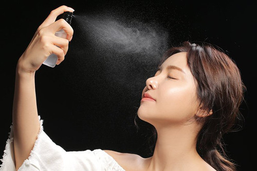 7. Khóa lớp trang điểm bằng xịt cố định. Sau khi hoàn thành, bạn có thể dùng xịt trang điểm để cố định lớp makeup. Sản phẩm xịt cố định đảm bảo lớp trang điểm sẽ nguyên vẹn ngay cả khi ở ngoài trời thời gian dài hay nắng gắt. Bên cạnh đó, xịt cố định còn giúp da không bị bóng dầu, tạo hiệu ứng lì, tươi tắn cho lớp trang điểm đã thoa.