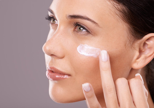 3. Sử dụng kem dưỡng ẩm. Dùng kem dưỡng ẩm trước khi makeup 15 phút là cách hiệu quả giúp lớp trang điểm lâu trôi. Thực vậy, với da khô và da thường, kem dưỡng ẩm có tác dụng cấp nước, giúp lớp phấn không bị bong tróc và giải quyết nhanh vấn đề làn da không đều màu. Với da nhờn, kem dưỡng ẩm đóng vai trò kiểm soát và cân bằng lượng dầu thừa trên da, tránh tình trạng lớp trang điểm bị trôi.