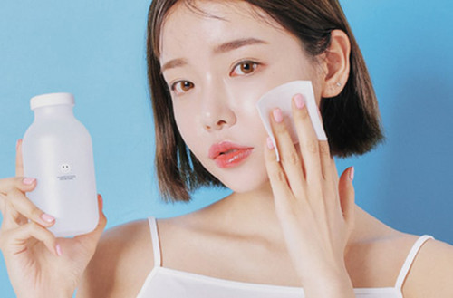 Lưu ý, bạn nên sử dụng nước tẩy trang để loại bỏ lớp trang điểm này. Sử dụng sữa rửa mặt không thể làm sạch hoàn toàn. Tẩy trang không kĩ, để sót lớp trang điểm rất dễ làm tắc lỗ chân lông, gây mụn.