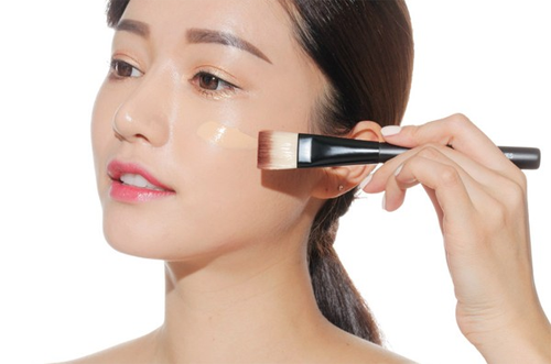Khi sử dụng, nên chọn loại kem lót dạng gel hoặc silicon. Chúng thường có kết cấu nhẹ, mang lại cảm giác mượt mà giống như sử dụng kem dưỡng. Chúng cũng mang lại hiệu quả làm mờ các nếp nhăn, kiểm soát dầu rất tốt. Nhờ vậy, bạn sẽ hạn chế được tình trạng bết dính khi trang điểm.