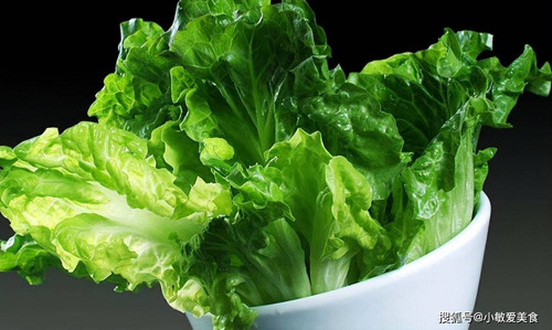 3. Xà lách. Xà lách là loại rau phổ biến, thích hợp ăn sống lẫn nấu chín, là nguyên liệu không thể thiếu cho món lẩu. Tuy vậy, xà lách có tính lạnh và ẩm nhiều, tốt nhất không nên ăn nhiều để tránh làm tăng độ ẩm trong cơ thể.