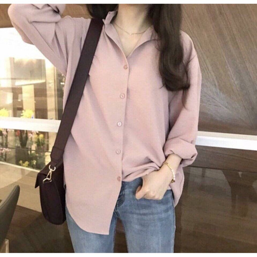 Ngoài ra, bạn gái nên chú trọng tạo điểm nhấn ở vòng eo. Bạn có thể kết hợp áo oversize với quần ống rộng song cần để lộ vòng eo bằng cách sơ vin gấu áo, thắt nút phía trước hoặc tận dụng thắt lưng.