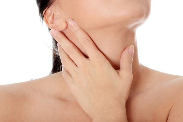 Sự phát triển của các tế bào ung thư ác tính trên tuyến giáp gây ra bệnh ung thư tuyến giáp. Hóa trị là phương pháp thường được dùng để điều trị ung thư tuyến giáp. Tuy nhiên, các chuyên gia sức khỏe khuyên bạn nên áp dụng một số phương pháp tự nhiên dưới đây để hỗ trợ chữa dứt ung thư tuyến giáp.
