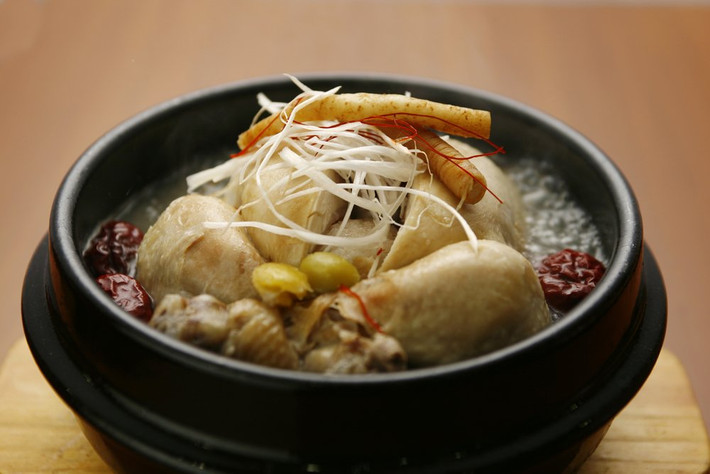 Hàn Quốc: Gà hầm sâm. Món gà hầm sâm nổi tiếng của người Hàn hay còn gọi là Samgyetang. Với người Hàn, thịt gà là loại thực phẩm phổ biến, thường dùng nấu canh súp để tăng cường sức khỏe khi cơ thể mệt mỏi. Mùa hè vào dịp trước mùa thu hoạch là lúc mọi người làm việc cật lực nhất. Theo phong tục, họ sẽ nghỉ ngơi, ăn gà hầm sâm để bổ sung dưỡng chất cho cơ thể.