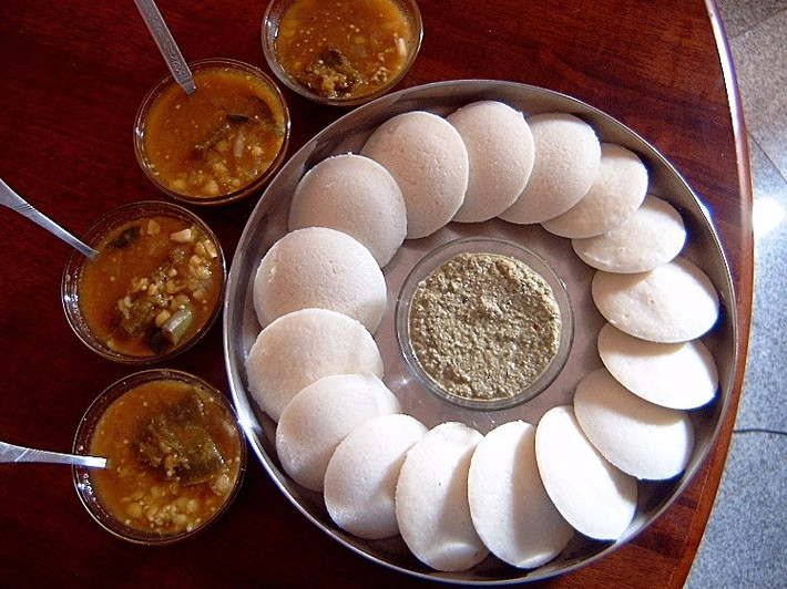 Ấn Độ: Bánh Idlis. Bánh Idlis mềm thường được dùng trong bữa sáng của người Ấn Độ. Tuy nhiên, khi bị ốm đau họ cũng thường ăn bánh này với đường, sữa đông. Thậm chí một số người còn có sở thích ăn bánh này với súp cay.