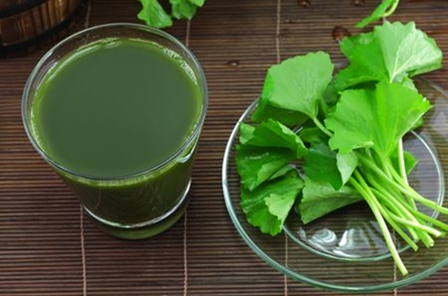 Cho đậu xanh, đường vừa khẩu vị vào máy xay sinh tố, đổ nước rau má đã lọc vào xay đến khi đậu xanh mịn là được.