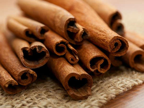 Quế. Quế là một trong những thảo mộc có ích trong việc làm giảm đau bụng kinh, rong kinh. Đặc tính chống viêm và chống co thắt giúp ngăn ngừa chứng chuột rút và co tử cung trong thời kỳ kinh nguyệt. Pha một muỗng cà phê bột quế vào ly nước nóng, uống hỗn hợp này từ từ để hỗ trợ chữa rong kinh.