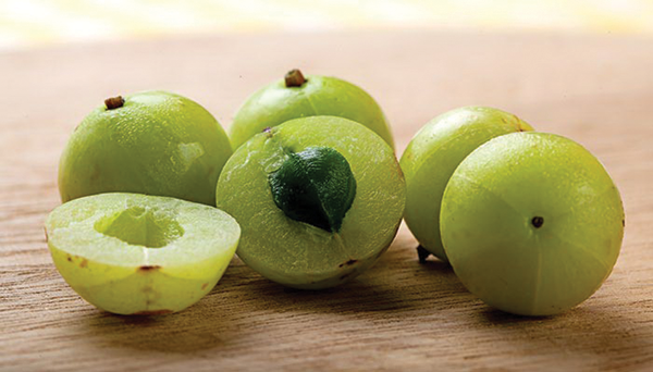 Quả Amla. Quả amla hay còn gọi là quả lý gai có nguồn gốc từ Ấn Độ. Cây lý gai Ấn Độ chứa chất tannins, polyphenols, flavonoids chữa được nhiều bệnh khác nhau. Từ xa xưa, loại quả này đã được dùng đều chữa các vấn đề về kinh nguyệt như rong kinh. Mỗi ngày uống 1 ly nước ép quả Amla sẽ giúp chữa các triệu chứng về kinh nguyệt.