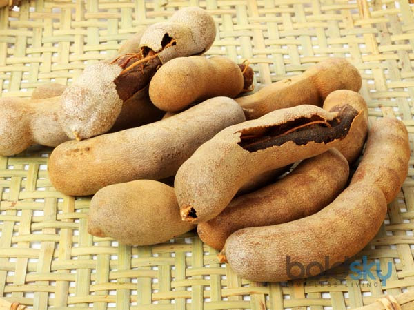 Me là loại quả rất giàu chất chống oxy hóa và chất xơ cần thiết, được xem là một trong những vị thuốc tốt nhất để chữa rong kinh hiệu quả. Cách dùng: Ngâm me với nước cho mềm qua đêm. Sau đó, tách riêng hạt me, nghiền nhỏ và trộn với mật ong. Ăn hỗn hợp này thường xuyên giúp bạn giảm triệu chứng rong kinh khó chịu.