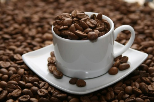 Cà phê. Nếu nạp quá nhiều caffeine vào cơ thể trong một ngày sẽ bị “phản tác dụng”. Cơ thể sẽ càng thấy mỏi mệt, chất Caffeine kích thích hệ thần kinh trung ương gây ra cảm giác lo lắng và bồn chồn. Vì thế, không nên uống quá 3 cốc 1 ngày và tốt nhất bạn nên uống cà phê vào buổi sáng kèm bữa điểm tâm đủ chất để tinh thần thoải mái, tập trung học tập tốt hơn.