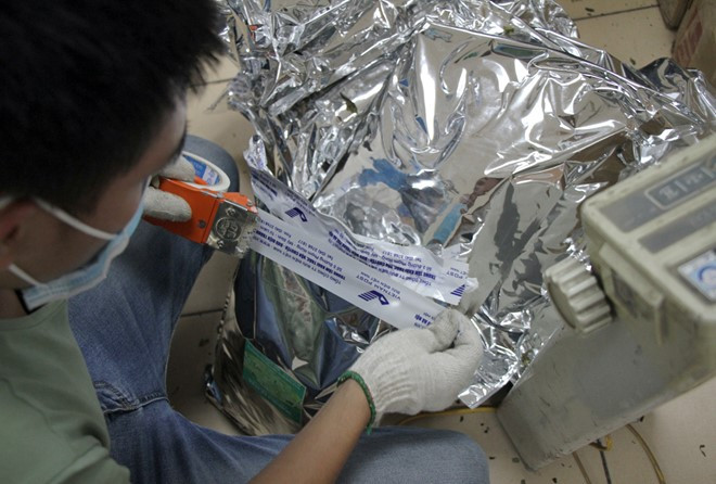 Ngoài ra, nhiều túi "lá Khat" được bọc cẩn thận bằng giấy bạc cách ẩm, rồi nhét trong thùng giấy có đề sẵn địa điểm nhận hàng.