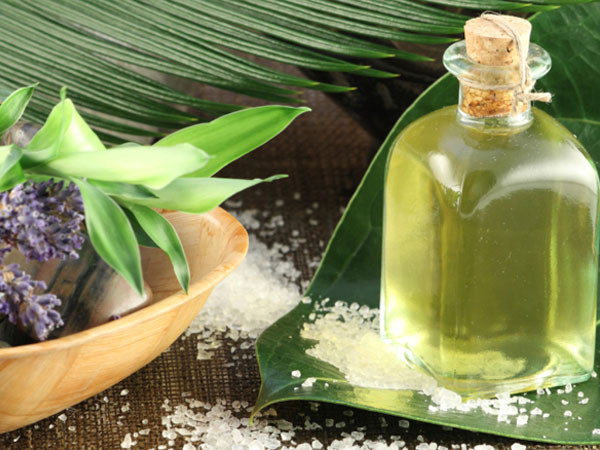 2. Massage với dầu olive ấm. Đây là một trong những phương pháp tự nhiên chữa đau ống cổ tay hiệu quả. Làm ấm dầu olive, dầu thầu dầu hoặc bất cứ loại dầu tự nhiên nào có sẵn trong lò vi sóng. Áp dụng dầu nóng lên chỗ đau và massage nhệ nhàng từ 15-20 phút.