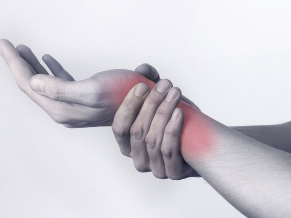 Đau nhức ống cổ tay có thể do nhiều nguyên nhân và ảnh hưởng không nhỏ đến sinh hoạt hàng ngày. Nếu để lâu ngày, đau nhức cổ tay có thể dẫn đến nhiều biến chứng nghiêm trọng như sưng tấy, tổn thương thần kinh, thậm chí là đông máu. Bên cạnh việc đi khám bệnh định kỳ, hãy áp dụng những phương pháp giảm đau ống cổ tay dưới đây.