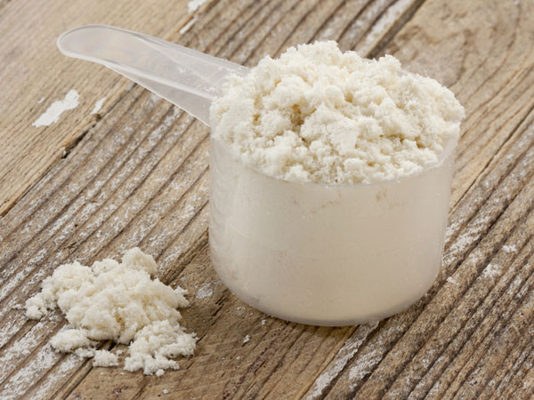 Tiêu thụ dư thừa protein. Tiêu thụ quá nhiều thực phẩm chứa đạm hoặc các chất bổ sung protein nhân tạo như sữa, đôi khi có thể dẫn đến sỏi thận và tổn thương thận.