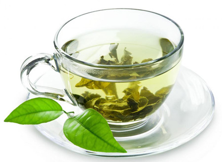 Trà xanh. Trà được xem là thức uống giải độc tự nhiên hiệu quả. Uống trà có thể tăng cường tiêu hóa, vì vậy uống trà sau bữa ăn khoảng 30 phút là thói quen tốt đối với gan. Ngoài ra trà còn có tác dụng giảm cân hiệu quả nhất là trà bồ công anh, trà bạc hà, trà gừng, trà xanh và các loại trà thảo dược khác. Trong đó, trà bồ công anh có tác dụng làm mát và giải độc gan, làm sạch máu và bài tiết các độc tốt dư thừa khỏi cơ thể.