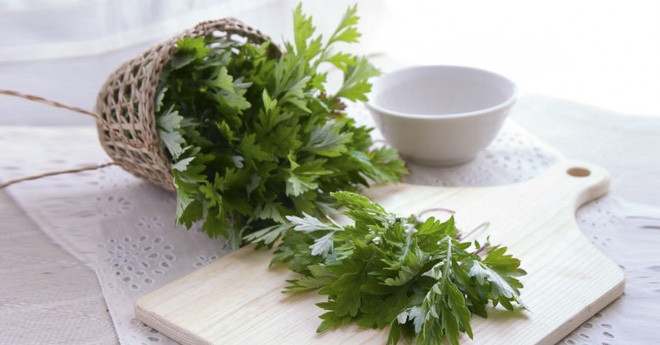 Trà ngải cứu. Trà ngải cứu là loại trà có tác dụng lợi tiểu rất tốt, đồng thời giúp loại bỏ sưng phù đáng kể. Nếu một buổi sáng thức dậy thấy đôi mắt sưng húp hay sau một ngày mệt nhọc thấy chân tay sưng phù thì đừng quên thưởng thức một tách trà ngải cứu.