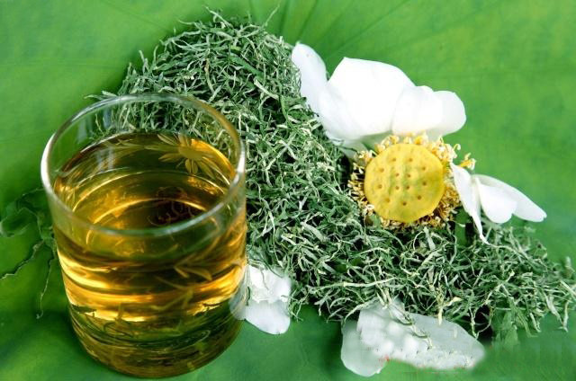 Trà lá sen. Lá sen có tính thanh nhiệt, bình can, có tác dụng làm giảm mỡ máu, đào thải chất béo dư thừa ra bên ngoài. Do vậy mà lá sen được tận dụng làm trà uống để giảm cân, thanh nhiệt, thải độc mùa hè.