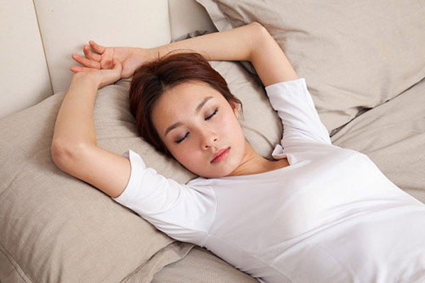 Nằm sau ăn. Bình thường, sau khi thức ăn đi vào dạ dày, cơ vòng thực quản cuối sẽ bắt đầu co lại, dẫn đến lỗ thông nối với tâm vị ngày càng hẹp. Điều này góp phần ngăn ngừa tình trạng trào ngược các chất trong dạ dày vào thực quản.