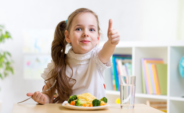 Sau khi phân tích tác động của từng tư thế sau ăn, chuyên gia kết luận tư thế tốt nhất trong vòng nửa giờ sau bữa ăn là ngồi và đứng trong thời gian ngắn. Dù khỏe mạnh hay sức khỏe suy yếu, tuyệt đối không vận động mạnh trong vòng 30 phút sau ăn. Nghỉ ngơi chừng 1 giờ, bạn hoàn toàn có thể thực hiện các hoạt động nhẹ nhàng.