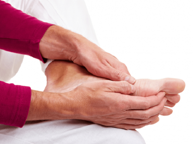 Trường hợp nhiệt độ giảm sâu, mạch co lại, máu sẽ ưu tiên làm nóng các cơ quan quan trọng. Bàn chân là nơi xa tim nhất, đường đi của máu dài nhất khiến việc cung cấp nhiệt lượng sẽ kém hơn, dẫn đến hiện tượng tay chân lạnh.