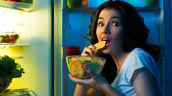 Ăn đêm. Nhiều người có thói quen ăn đêm để tinh thần thoải mái và ngủ ngon giấc. Vậy nhưng, cách làm này làm tăng gánh nặng cho gan. Ăn đêm khiến quá trình tiêu hóa sẽ thúc đẩy bài tiết mật, gan tiếp tục tích tụ độc tố và các chất chuyển hóa trong quá trình chuyển hóa mật, về lâu dài sẽ gây bất lợi cho sức khỏe của gan.