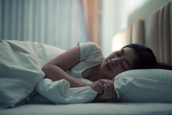 Bàn về tầm quan trọng của giấc ngủ, Trung Y quan niệm đây là thời gian cơ thể nghỉ ngơi, cơ thể tự điều chỉnh và chữa lành. Chỉ khi giấc ngủ được đảm bảo thì chức năng hoạt động của các cơ quan nội tạng mới được vận hành bình thường. Trong khi đó, Tổ chức Y tế Thế giới phân loại thức khuya là yếu tố gây ung thư cấp độ 2A. (Ảnh minh họa)