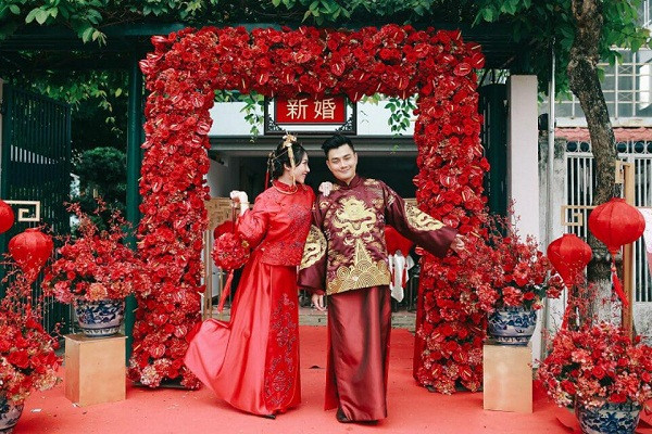 Bình thường, các cô dâu sẽ lựa chọn trang phục truyền thống hoặc váy cưới hiện đại. Gam màu chủ yếu là đỏ tượng trưng cho sự may mắn hoặc trắng biểu thị sự tinh khôi.