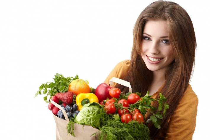 Đồng thời, bạn nên tăng cường ăn nhiều rau xanh, hoa quả để bổ sung đủ lượng chất xơ, vitamin cần thiết mỗi ngày, từ đó giúp việc đại tiện trở nên dễ dàng hơn. Ảnh: tapchidongy.
