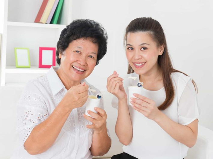 Thay vào đó, bạn nên ăn sữa chua để giúp cơ thể tiêu hóa thức ăn dư thừa và thúc đẩy nhu động ruột, tránh táo bón. Ảnh: hellobacsi.