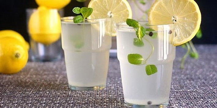 Một trong những mẹo đơn giản để giảm mỡ đùi là bạn hãy uống nước chanh thay nước lọc mỗi ngày. Ảnh: tgdd.
