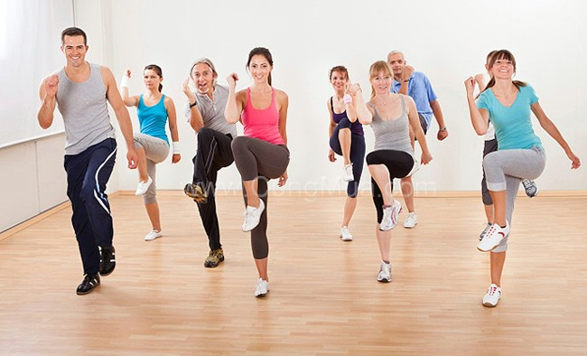Nếu không biết bơi, bạn có thể tập aerobic với những bài tập dành riêng cho vùng chân và đùi. Ảnh: suckhoedoisong.
