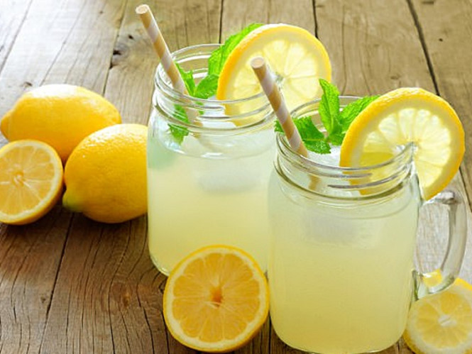 Chanh rất giàu vitamin C, đồng thời còn chứa 5% axit citric có tác dụng làm giảm sự hấp thu của đường từ thức ăn. Chính vì vậy, uống nước chanh vào mỗi buổi sáng sẽ giúp bạn có đôi chân đẹp như mong đợi. Ảnh: khoevadep.
