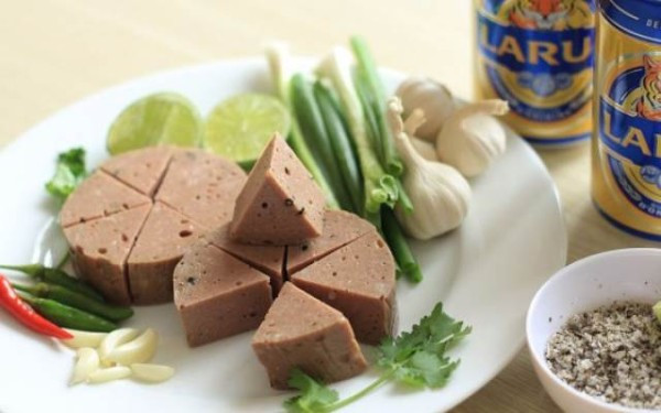 Giò bò hay chả bò được làm từ thịt bò và thịt lợn xay nhuyễn cùng gia vị gồm nước mắm, muối, bột ngọt, tiêu, tỏi, thì là. Ảnh: ameovat.