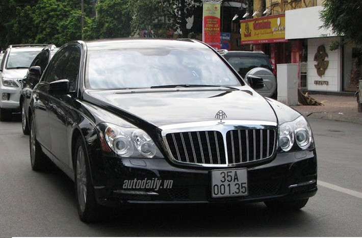 2. Maybach 62S mang biển số 1 Ninh Bình: Siêu phẩm Maybach 62S mang biển 35A 00135 ám chỉ đây là chiếc xe “số 1 Ninh Bình”.